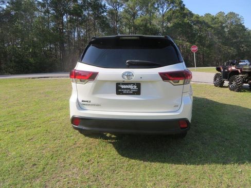 Used 2019 Toyota Highlander SE image 6