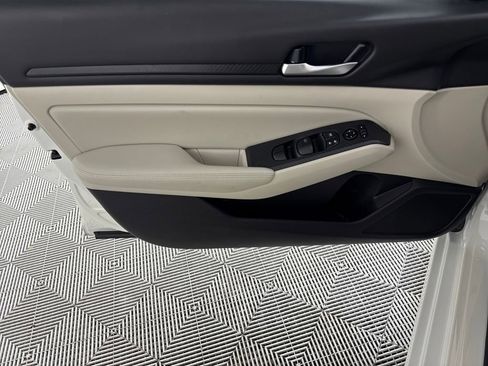 Used 2024 Nissan Altima 2.5 SV w/ SV Premium Package image 10