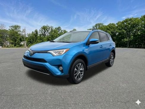 Used 2018 Toyota RAV4 XLE AWD/4WD image 4