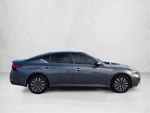Used 2024 Nissan Altima 2.5 SV FWD image 4