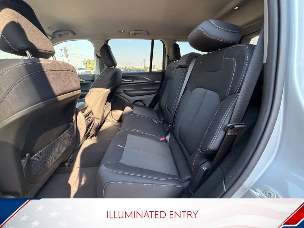 Used 2023 Jeep Grand Cherokee Laredo AWD/4WD image 10