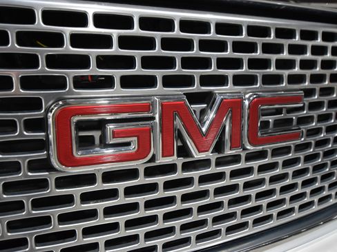 Used 2017 GMC Yukon Denali w/ Open Road Package image 3