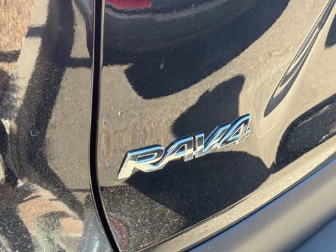 Used 2021 Toyota RAV4 LE image 10