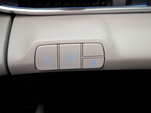 Used 2025 Hyundai Elantra Limited FWD image 18