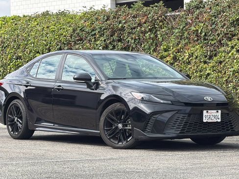 Used 2025 Toyota Camry SE FWD image 2