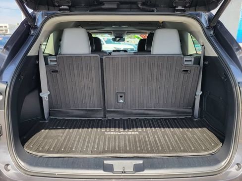 Used 2021 Toyota Highlander XLE FWD image 25