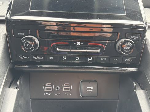 Used 2023 Jeep Grand Cherokee Laredo image 21