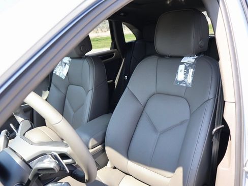 Certified 2025 Porsche Macan AWD/4WD image 5