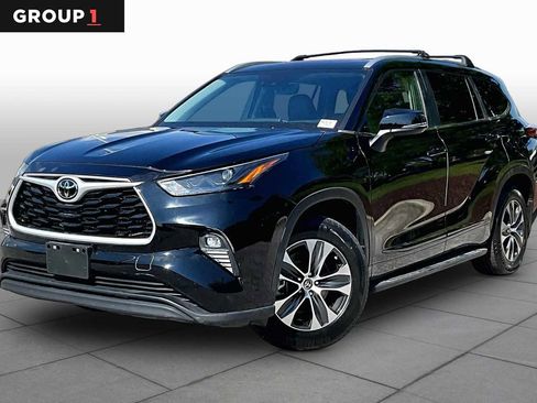 Used 2023 Toyota Highlander XLE AWD/4WD image 1