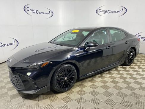 Used 2025 Toyota Camry SE FWD image 3