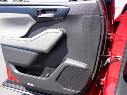 Certified 2023 Toyota Highlander XLE image 33