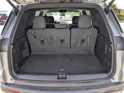 Used 2024 Chevrolet Traverse LT image 35