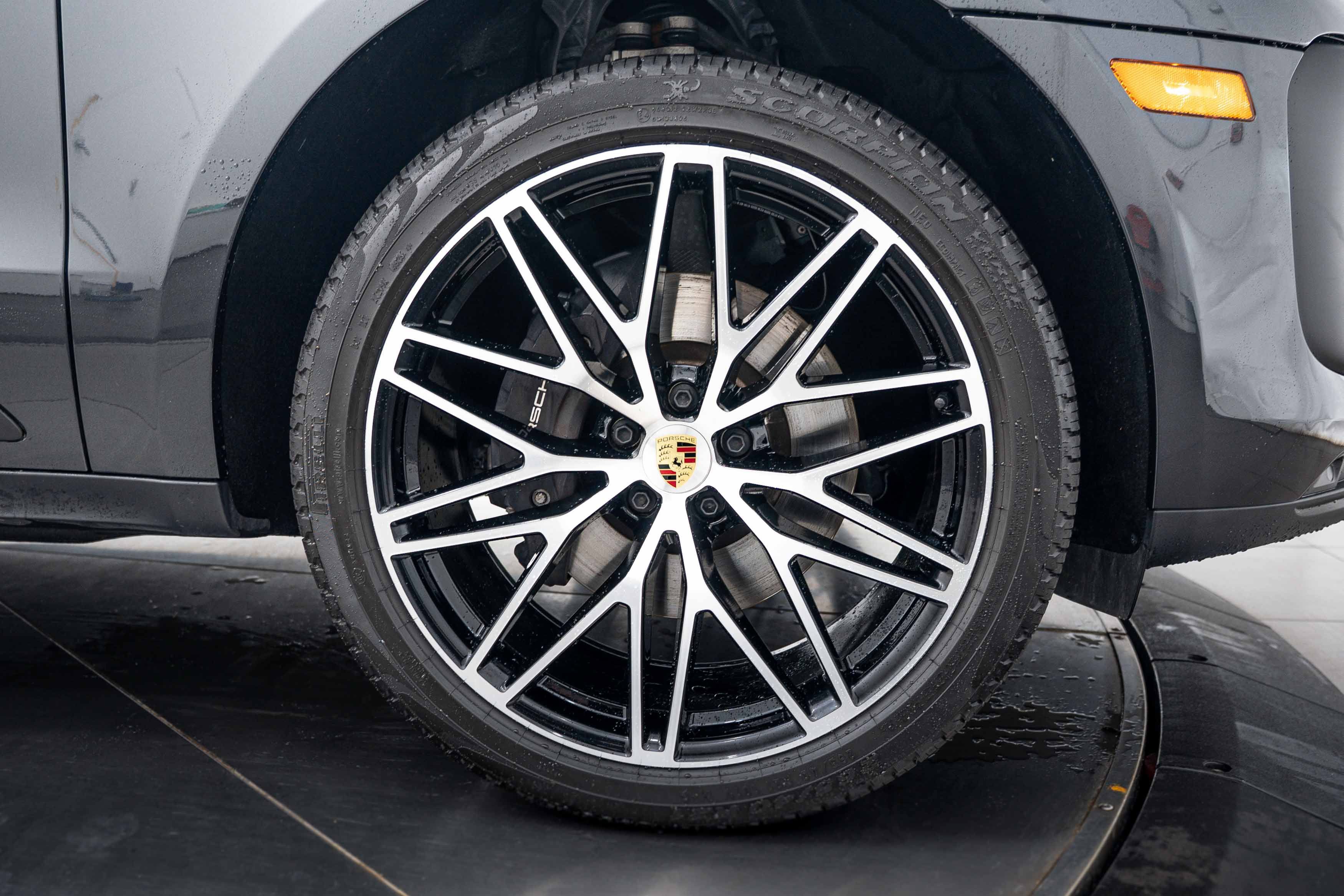 Certified 2026 Porsche Macan AWD/4WD image 11