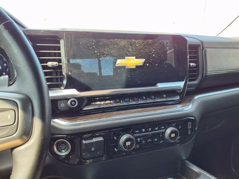 Used 2024 Chevrolet Silverado 1500 LT Trail Boss w/ LT Trail Boss Premium Package AWD/4WD image 4