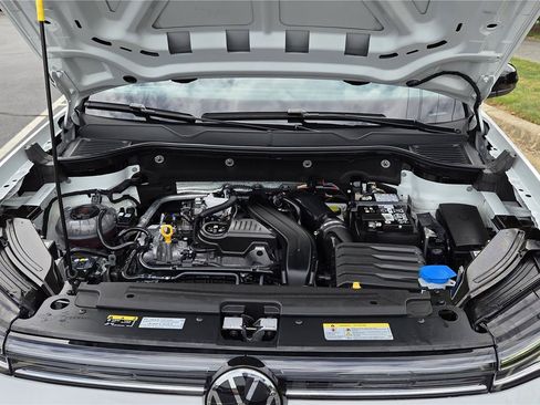 Certified 2025 Volkswagen Taos SE AWD/4WD image 10