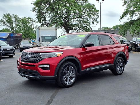 Used 2024 Ford Explorer XLT w/ Equipment Group 202A AWD/4WD image 1