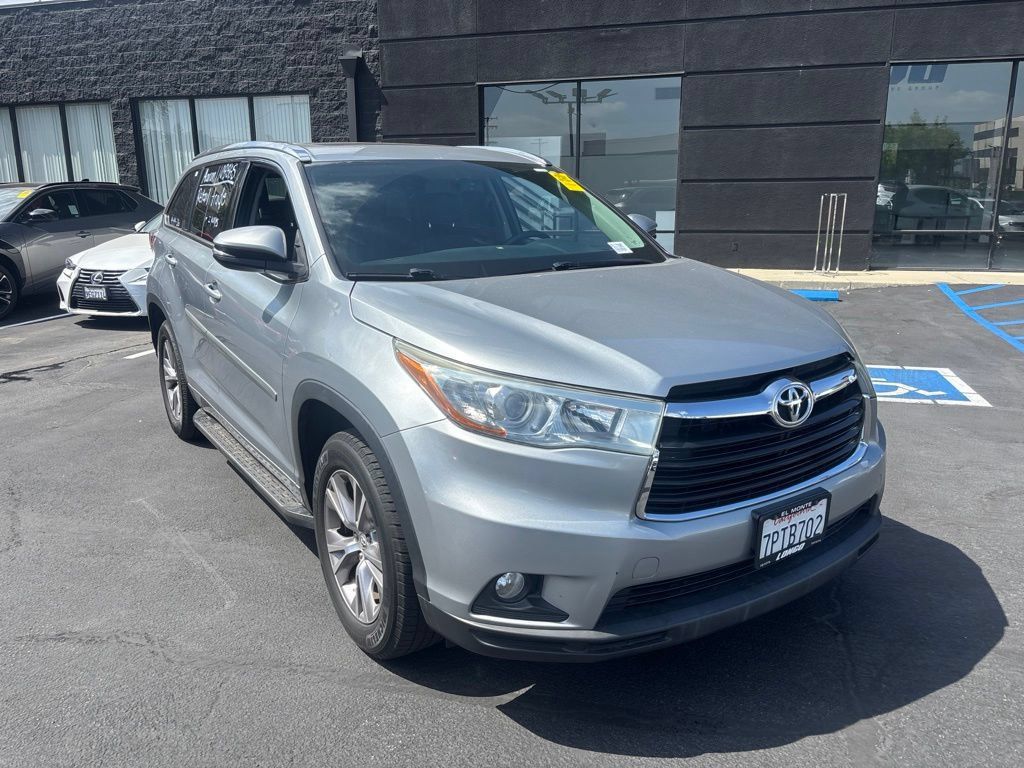 Used 2015 Toyota Highlander XLE FWD image 2