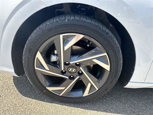 New 2025 Hyundai Elantra Limited image 11