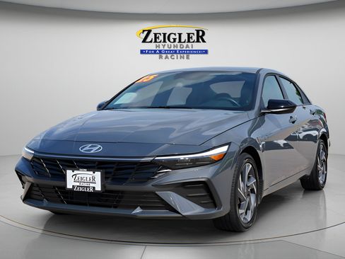Certified 2025 Hyundai Elantra SEL FWD image 3