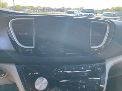 Used 2023 Chrysler Pacifica Touring-L FWD image 11
