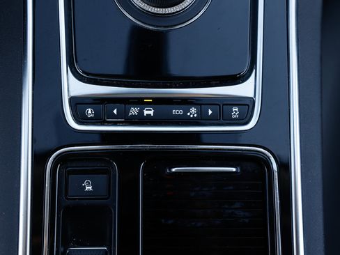 Used 2019 Jaguar XE image 39