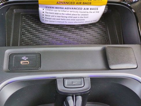 Used 2025 Mercedes-Benz GLB 250 image 21