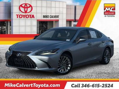 Used 2022 Lexus ES 300h Ultra Luxury w/ Accessory Package 2