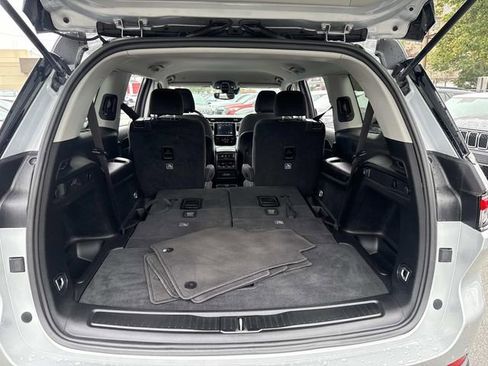 Used 2023 Jeep Grand Cherokee L Laredo image 9