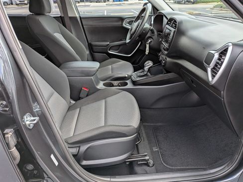 Used 2025 Kia Soul LX w/ LX Technology Package FWD image 35