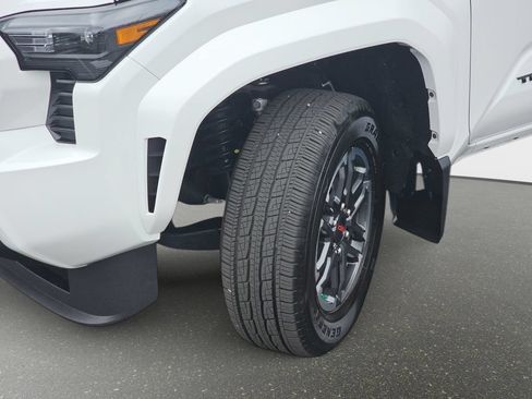 Used 2025 Toyota Tacoma TRD Sport AWD/4WD image 34