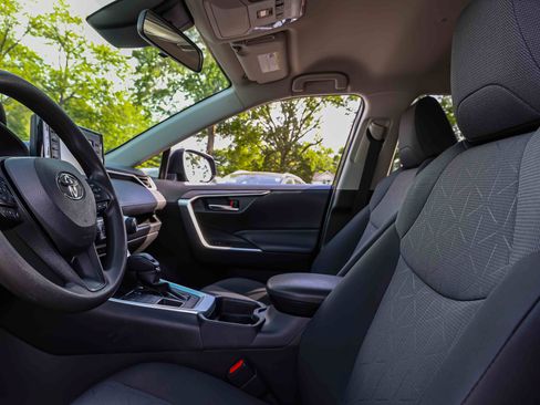 Used 2020 Toyota RAV4 XLE w/ All Weather Liner Package AWD/4WD image 9