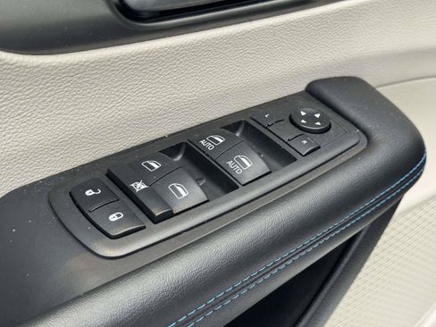 Used 2021 Chrysler Pacifica Touring-L FWD image 18