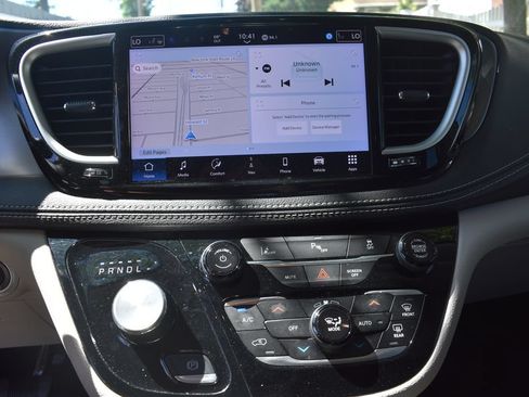 Used 2024 Chrysler Pacifica Limited FWD image 15