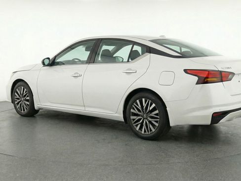 Used 2025 Nissan Altima 2.5 SV FWD image 6