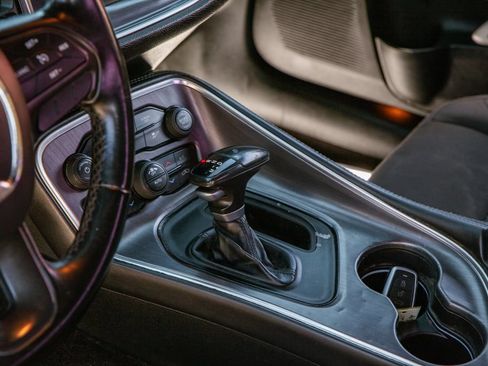 Used 2017 Dodge Challenger SXT RWD image 9
