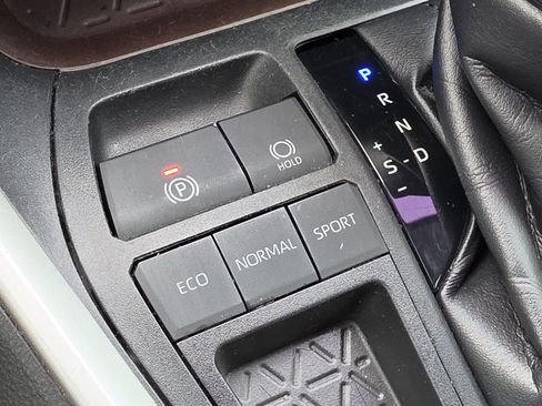 Used 2020 Toyota RAV4 Limited FWD image 28