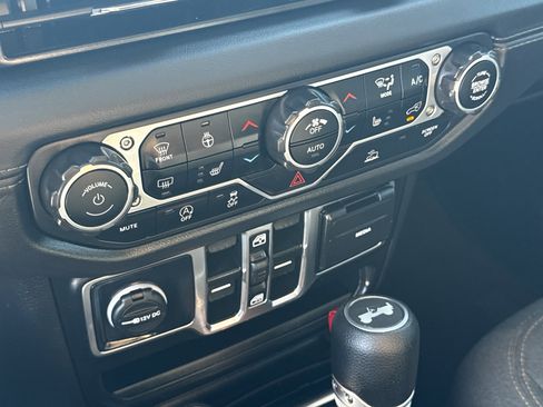 Used 2025 Jeep Wrangler Sahara image 22