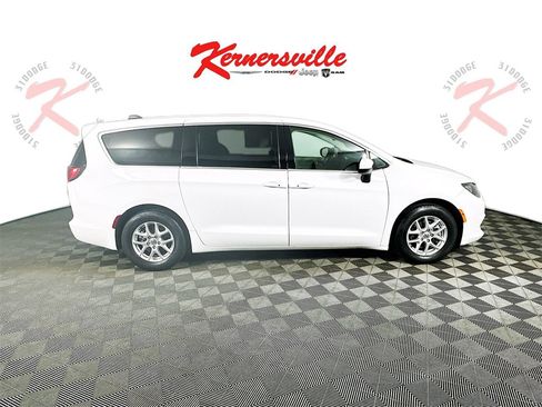 Used 2023 Chrysler Voyager LX image 8