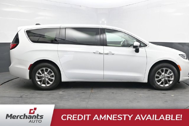 Used 2023 Chrysler Pacifica Touring-L AWD/4WD image 9