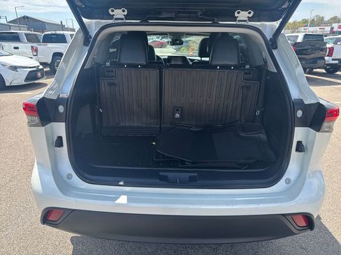 Used 2021 Toyota Highlander XLE AWD/4WD image 8