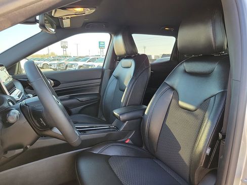 Used 2025 Jeep Compass Latitude w/ Altitude Special Edition image 11