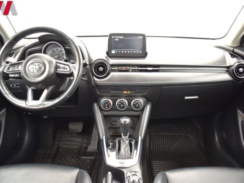 Used 2019 Toyota Yaris XLE image 13