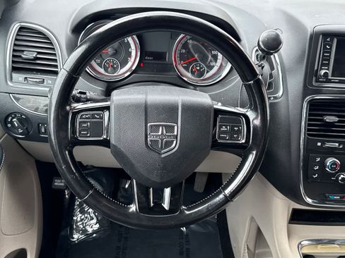 Used 2019 Dodge Grand Caravan SXT FWD image 14
