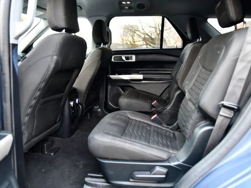 Used 2021 Ford Explorer XLT AWD/4WD image 25