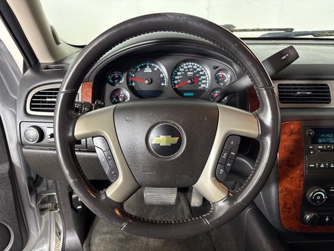 Used 2014 Chevrolet Suburban LS RWD image 17