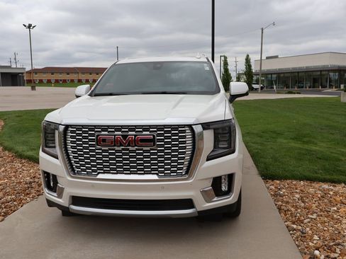 Used 2021 GMC Yukon Denali w/ Denali Ultimate Package AWD/4WD image 2