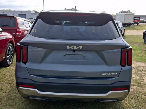 Used 2024 Kia Sorento S FWD image 3