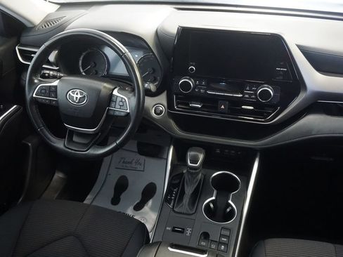 Certified 2024 Toyota Highlander LE FWD image 28