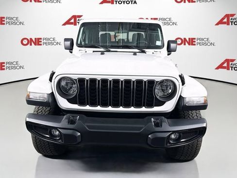 Used 2024 Jeep Gladiator Sport image 2
