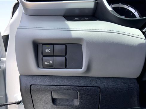 Used 2022 Toyota Highlander XLE FWD image 33